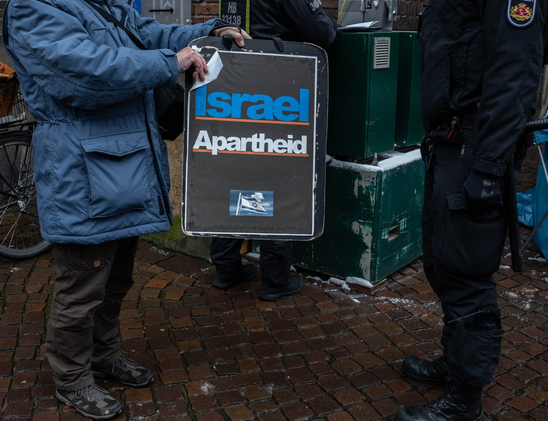 Schild Israel Apartheid 2.12.2023 beschlagnahmt