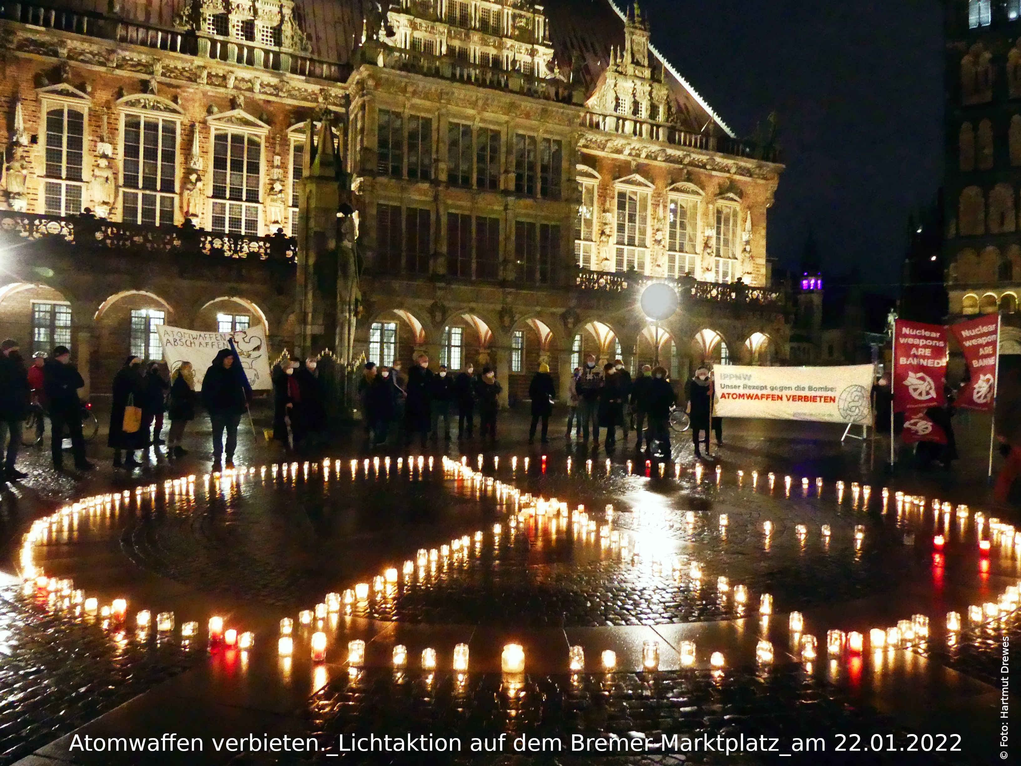 Atomwaffen verbieten Lichtaktion Bremer Marktplatz 22.01.2022