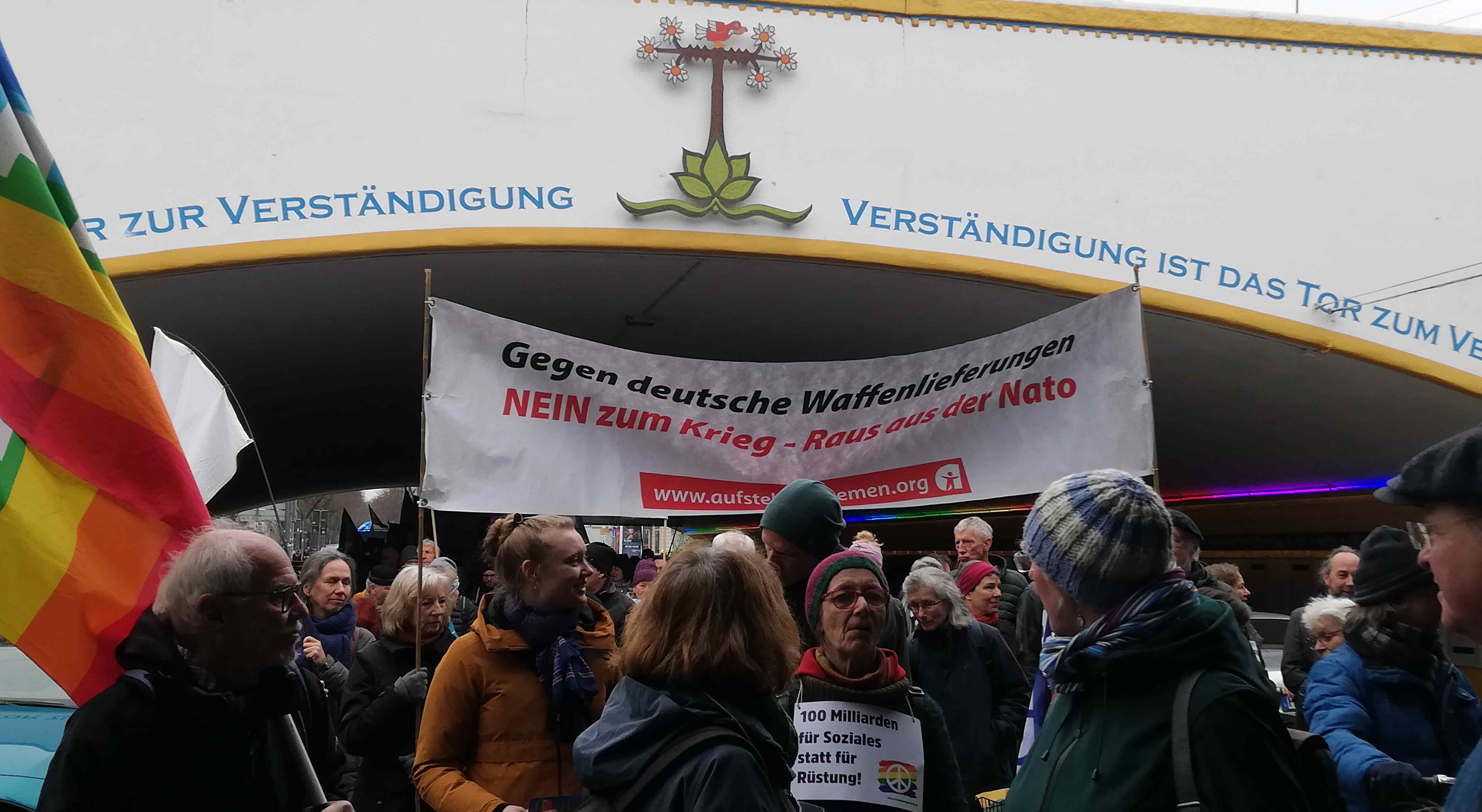 Ostermarsch 8.4.2023 aufstehen Banner Friedenstunnel Bremen